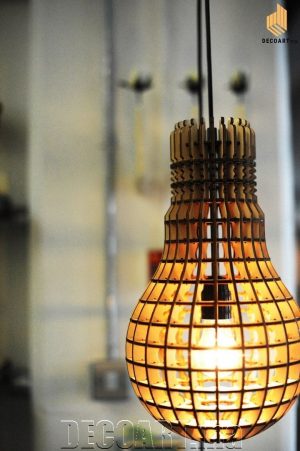 Luminaire suspendu à abat-jour en bois